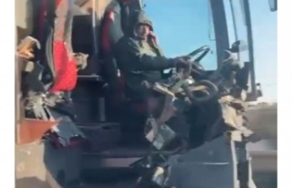 Ön tarafı paramparça yolcu otobüsünü trafikte...