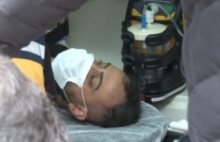 Sırtından bıçaklandı, bıçağı kendisi çıkardı