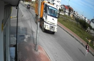 Sokak köpeklerinden kaçarken kamyonun altında kalan...