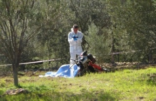 Tarlada çalıştığı çapa makinesinin altında...