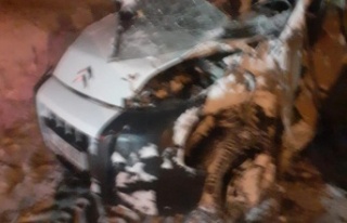 Ticari araç, kar küreme aracıyla çarpıştı:...