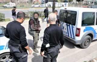 Üzeri çamurlu halde kanalizasyondan çıkartılan...