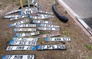 Yağmurda kaybolan plakalar refüjde sergilendi