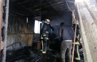Yangın iki katlı prefabrik binayı küle çevirdi