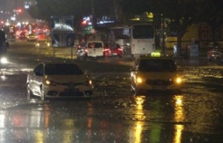 Yollar göle döndü, bir vatandaş araçlar arasında...