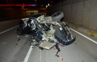 Yön levhasına çarpan otomobil hurdaya döndü:...