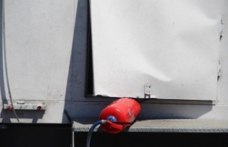 6 katlı binanın çatısındaki baz istasyonundan,...