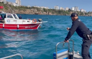 Açıldıkları tekne ile falezlere çarpmak üzere...