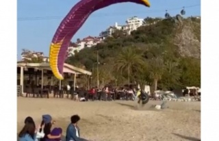 Alanya'da sahile inen yamaç paraşütçüsünün...