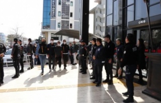 Alanya'da adliyeye sevk edilen husumetli ailelerden...