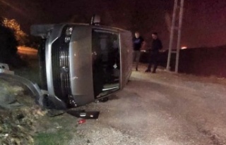 Alanya’da kontrolden çıkan araç yan yattı