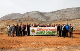 Alanyaspor yönetim kurulu ve futbolcular fidan dikti