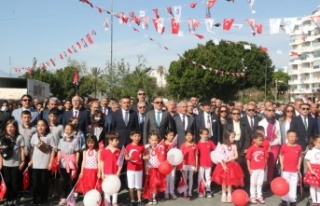 Antalya’da 23 Nisan törenle kutlandı