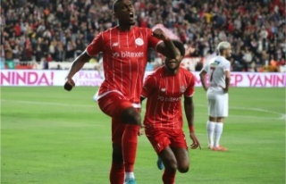 Antalyaspor'da Haji Wright, performansıyla göz...