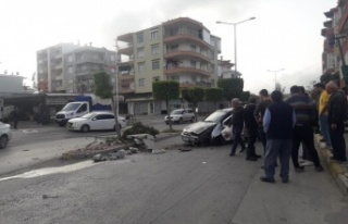 Aydınlatma direğine çarpan otomobilin sürücüsü...