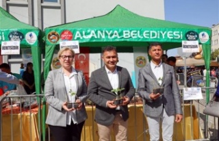 Başkan Yücel su kabağı fidesi dağıttı