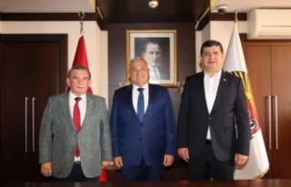 CHP Antalya Milletvekili Cavit Arı, Başkan Şahin’i...