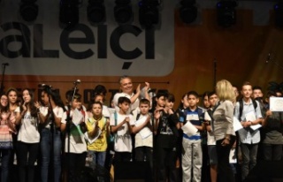 Çocuklar Kaleiçi'ni profesyonel rehberler eşliğinde...