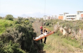 Düştüğü 20 metrelik vadiden 2 saat süren operasyonla...