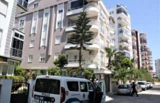 Emekli İngilizce öğretmeni yaşadığı evde ölü...