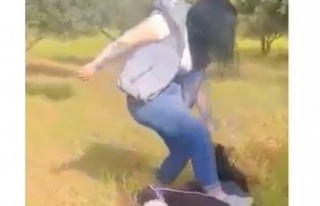 Erkek arkadaşıyla görüşen genç kızı tekme...