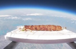 Helyum balonuyla stratosfere boru kebabı yolladı