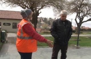 Kadın simitçi ile kadın temizlik görevlisinin...