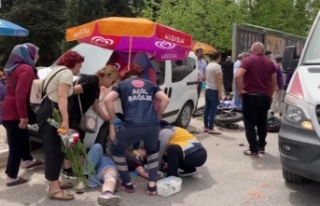 Kazada acı içinde yerde yatan kadına hemcinsinden...