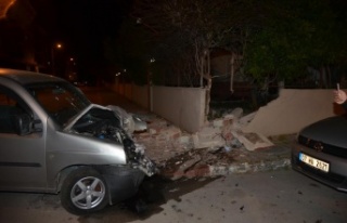 Kontrolden çıkan hafif ticari araç duvara çarptı