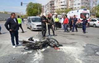 Motosiklet ile kamyonet çarpıştı: 2 yaralı