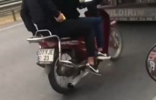 Motosikletli gençlerden yürekleri ağza getiren...