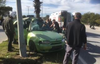 Otomobil aydınlatma direğine çarptı: 1 ağır...