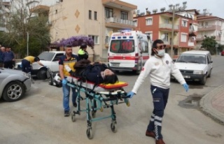 Otomobil motosiklete çarptı: 2 yaralı