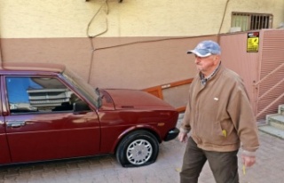 Park halindeki otomobillerin lastiklerini bıçakla...