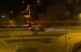 Refüje çarptıktan sonra havalanan otomobil kanala...