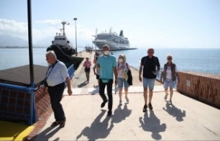 Sezonun ilk turistik gemisi Alanya Limanına geldi