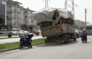 Tehlike saçan kamyon sürücüsünden gazetecilere...