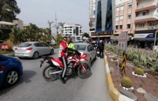 Trafik ekiplerinden kask takmayan motosiklet sürücülerine...