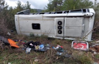 Tur midibüsü devrildi: 7 turist yaralı