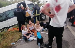 Turistleri taşıyan tur minibüsü şarampole yuvarlandı:...