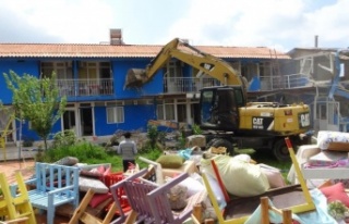 Turizm bölgesinde sit alanında bulunan otel belediye...