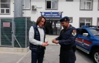 Yolda bulduğu 300 doları jandarmaya teslim etti