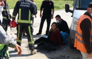 Yoldan çıkıp takla atan otomobil kaldırımda 50...