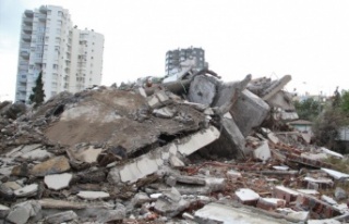 14 katlı iki bina 40 metre uzaktaki iş makinası...