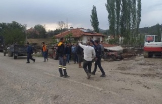 2 mahallede sağanak yağış sonrası su baskınları...