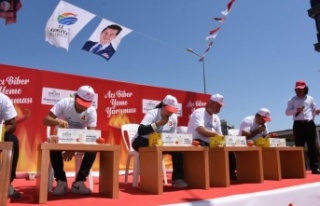 3 dakikada en çok acı biberi yiyebilmek için kıyasıya...