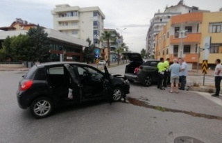3 kişinin yaralandığı kazada otomobil sürücüsü...