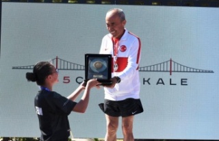 73 yaşındaki milli sporcu, madalya ve kupasını...