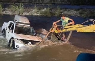 Alanya'da aracıyla dereyi geçmeye çalışırken...