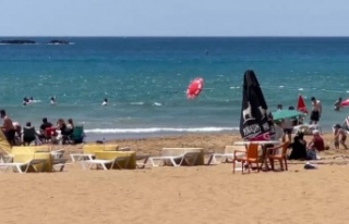 Alanya'da denize savrulan şemsiye, tatilcilere...